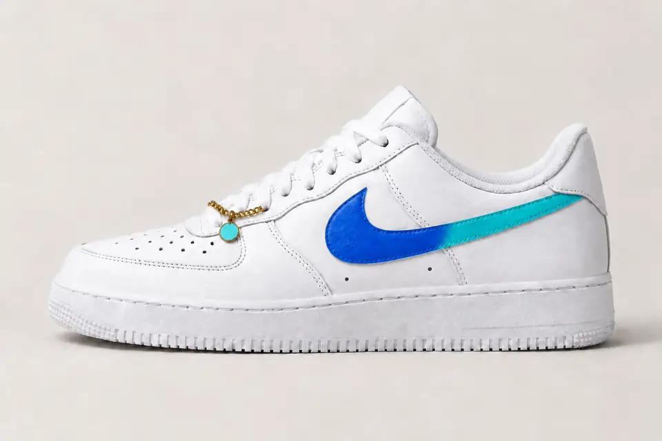 Air Force 1 Chaîne Or Swoosh Peint coloris bleu et turquoise, vue de profil