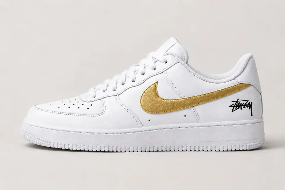 Air Force Stüssy Noir Minimal coloris blanc et or, vue de profil
